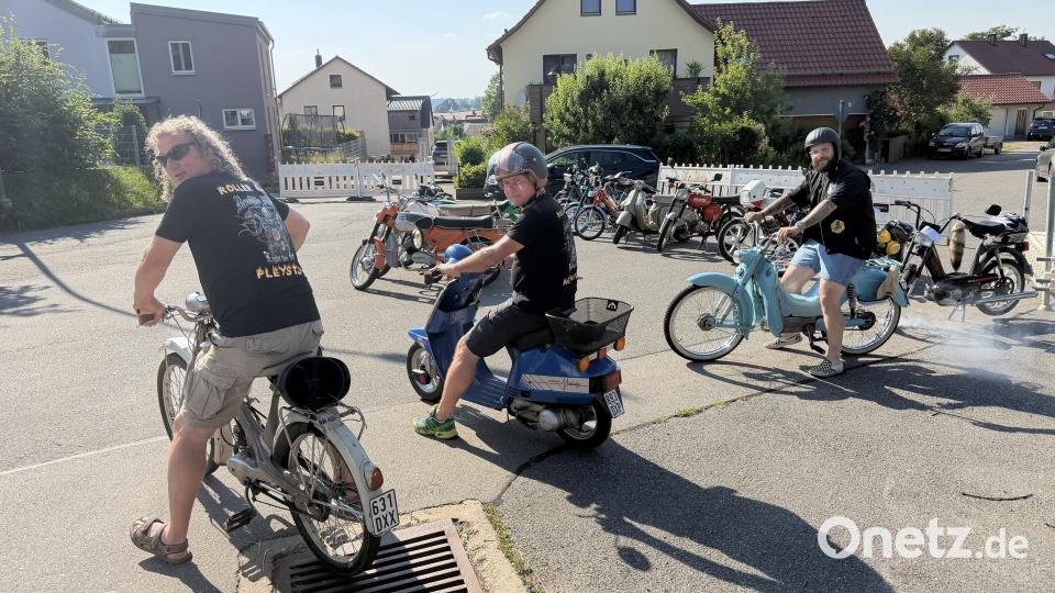 Auch die „Roller Gang Pleystoi“ war beim Fest der Mofa- und Mopedfreunde Waldthurn dabei. Bild: fvo