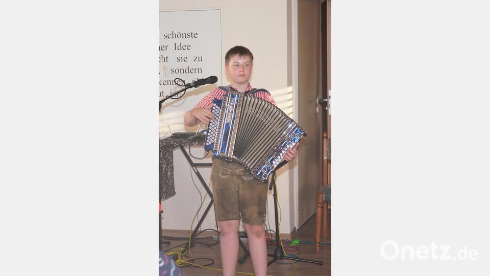 Der 12-jährige Josef Nowak aus Eslarn spielte trotz heißer Temperaturen beim Maler-Michl in Waldthurn auf seinem Akkordeon. Bild: fvo