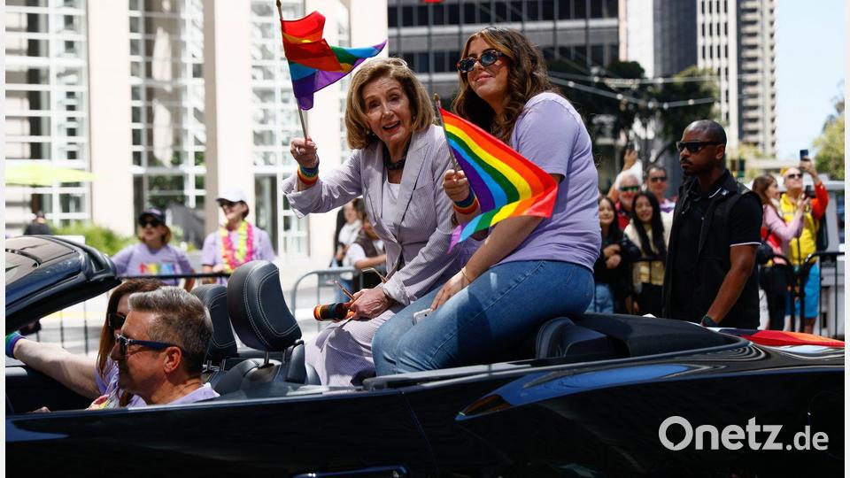 Die frühere Anführerin im US-Repräsentantenhaus Nancy Pelosi ist beim Umzug in San Francisco dabei. Bild: Santiago Mejia/San Francisco Chronicle/AP/dpa