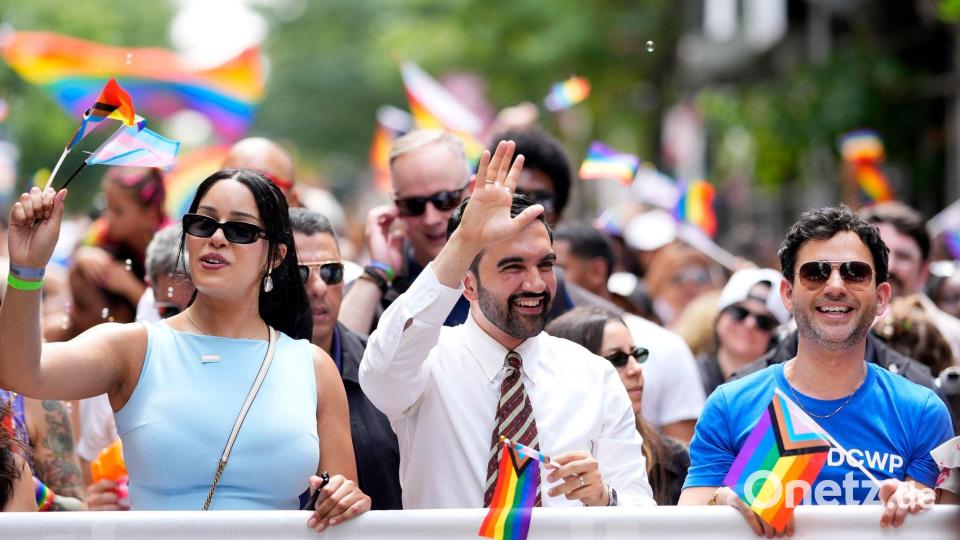 Der New Yorker Bürgermeister Zohran Mamdani schwenkt eine Regenbogenfahne. Bild: Charles Sykes/Invision/AP/dpa