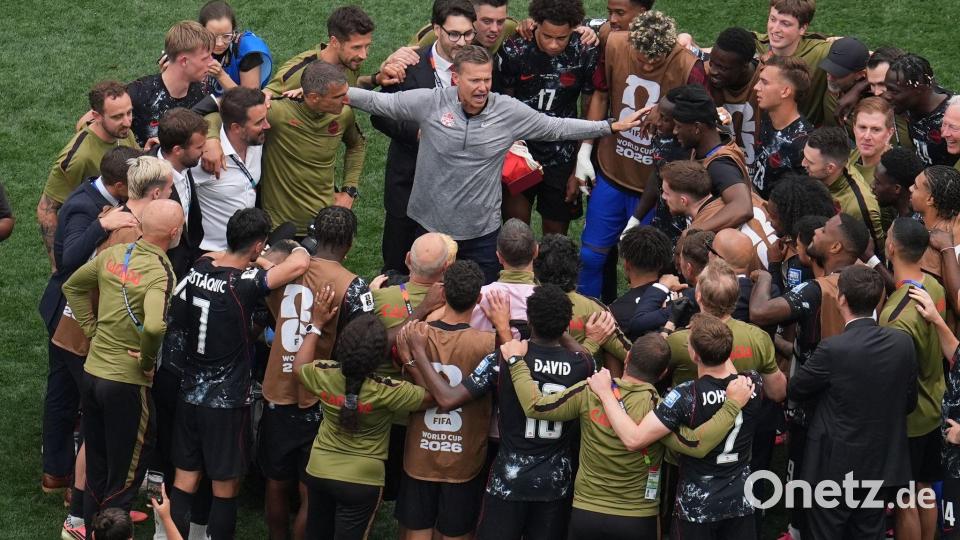 Alle zusammen: Kanada steht erstmals in seiner Geschichte im WM-Achtelfinale. Bild: Marcio Sanchez/AP/dpa