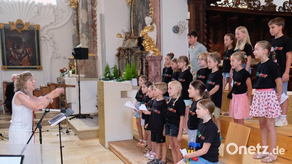 Frisch und frei von der Seele weg sangen sich die jungen "chOHRwürmer" unter Leitung von Elvira Kuhl in die Herzen der Besucher. Bild: Robert Dotzauer