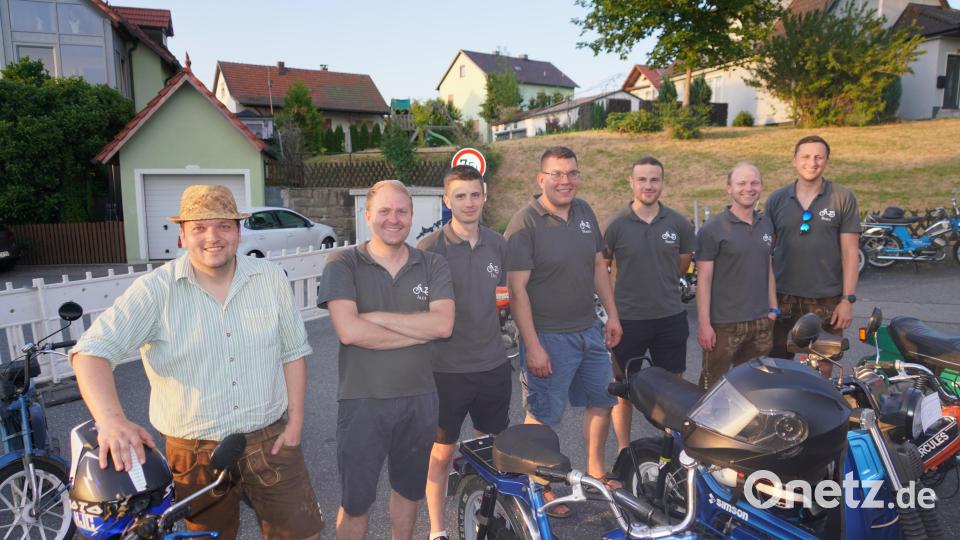 Die Gründungsmitglieder der Mofa- und Mopedfreunde Waldthurn feiern 16 Jahre Bestehen. Von links: Andreas Holfelner, Alexander Pflaum, Daniel Schenk (Stellvertreter für seinen Bruder Sebastian Schenk), Markus Löw, Simon Bauer, Florian Bäumler und Daniel Bergmann. Bild: fvo