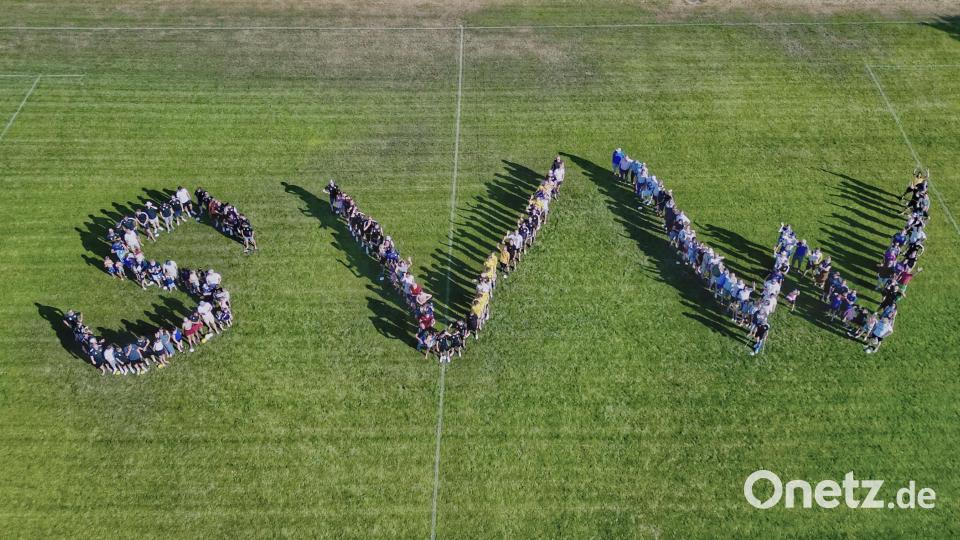 Ein Bild für die Vereinschronik. Alle anwesenden Mitglieder stellten sich zu einem gemeinsamen Logo SV Waldau zusammen. Bild: Sportverein Waldau/exb