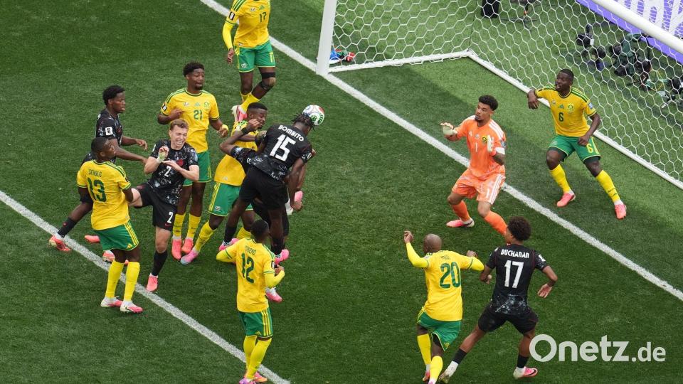 Die beste Chance der ersten Halbzeit war Bombitos Kopfball. Bild: Marcio Sanchez/AP/dpa