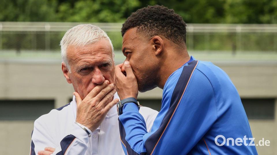 Trainer Didier Deschamps (l) steht am Dienstag wieder an der Seitenlinie. (Archivbild) Bild: Thomas Padilla/Pool AP/dpa