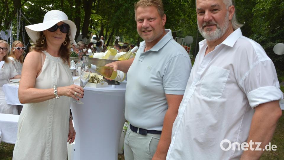 Bürgermeister Stefan Grillmeier (Mitte) brachte gekühlten Prosecco mit, zur Freude der Organisatoren Andrea Forte und Jürgen Bauer. Bild: Josef Rosner