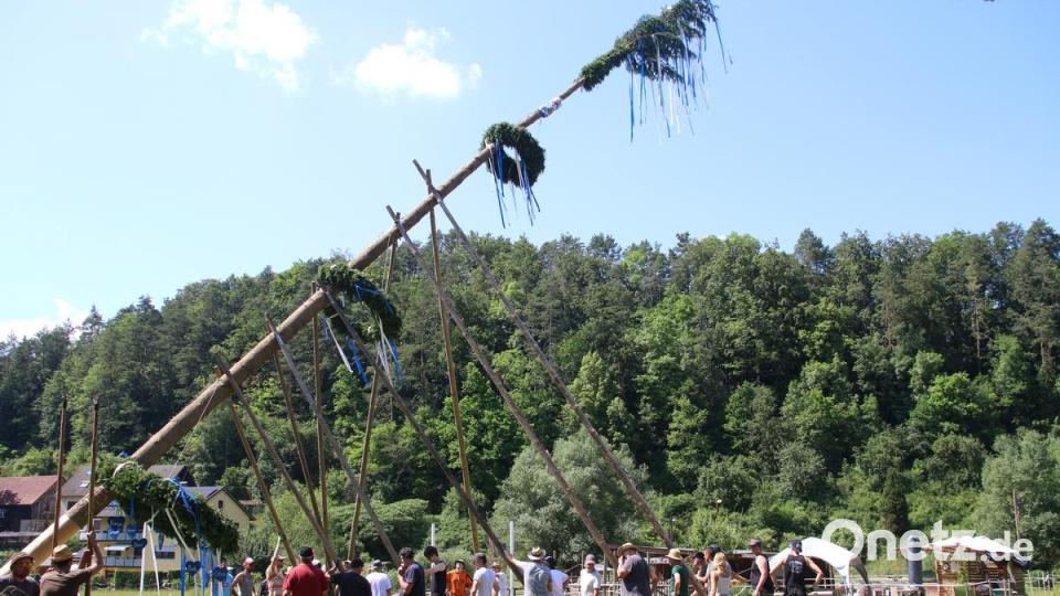 Das Aufstellen des Baumes durch die Dorfgemeinschaft Bild: Rausch René