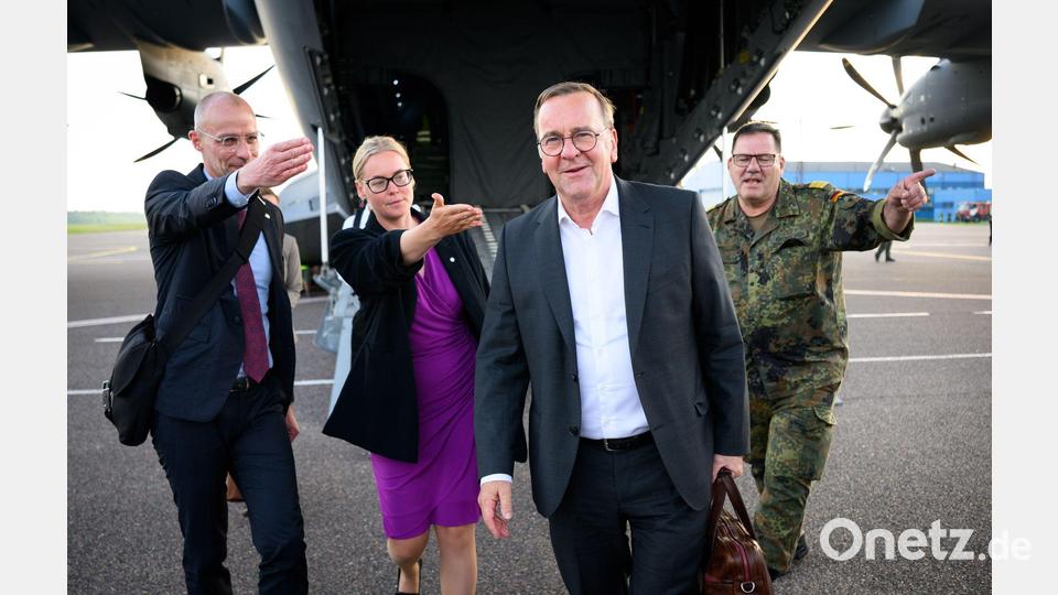 Dort entlang - Wegweiser für Pistorius in Estland Bild: Bernd von Jutrczenka/dpa