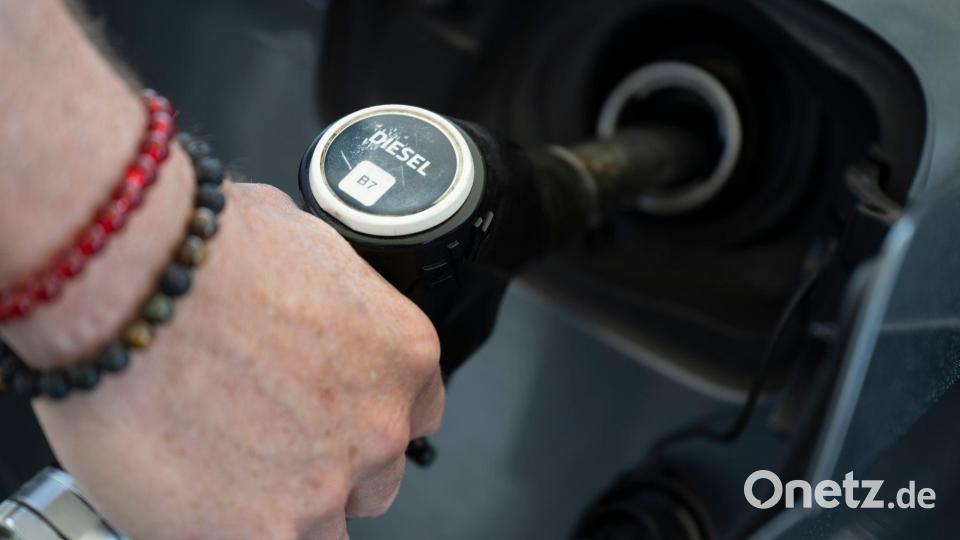 Bei Diesel sieht das Ifo eine deutliche Lücke in der Weitergabe des Tankrabatts. (Symbolbild) Bild: Marijan Murat/dpa