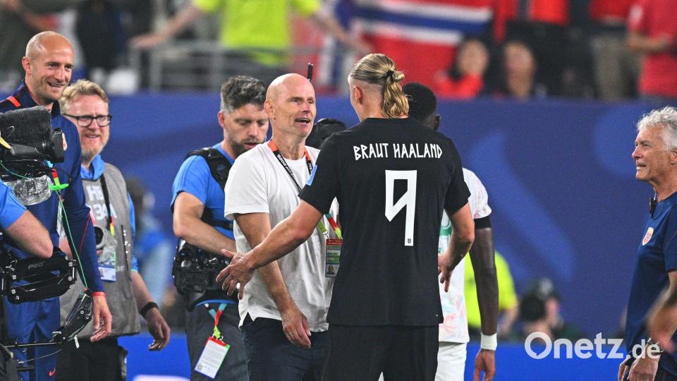 Der Trainer und sein Superstar: Solbakken mit Erling Haaland. (Archivbild) Bild: Tom Weller/dpa