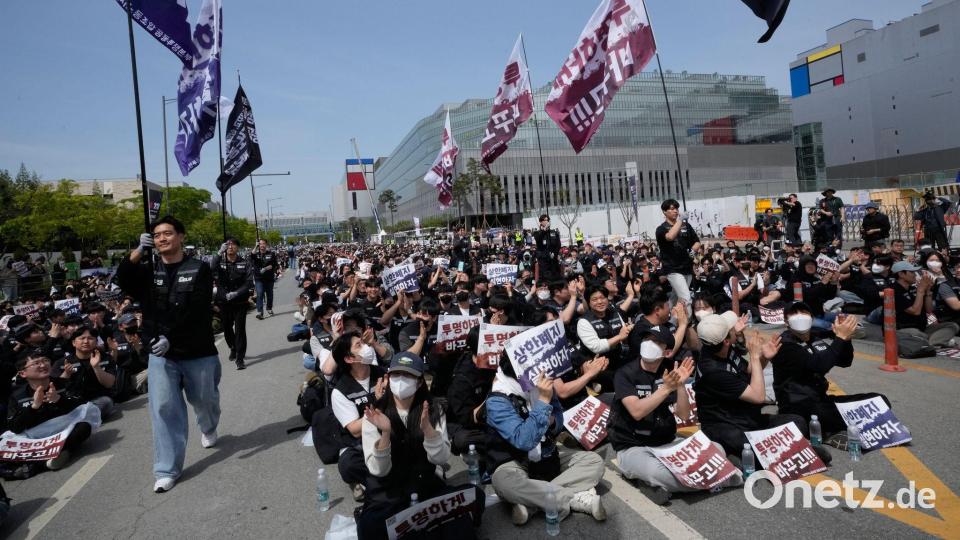Die enormen Unternehmensgewinne in der Halbleiterbranche haben zu einer Verteilungsdebatte in Südkorea geführt. Die Mitarbeiter der Gewerkschaft von Samsung haben beispielsweise im Frühjahr für höhere Prämien demonstriert. Bild: Ahn Young-joon/AP/dpa
