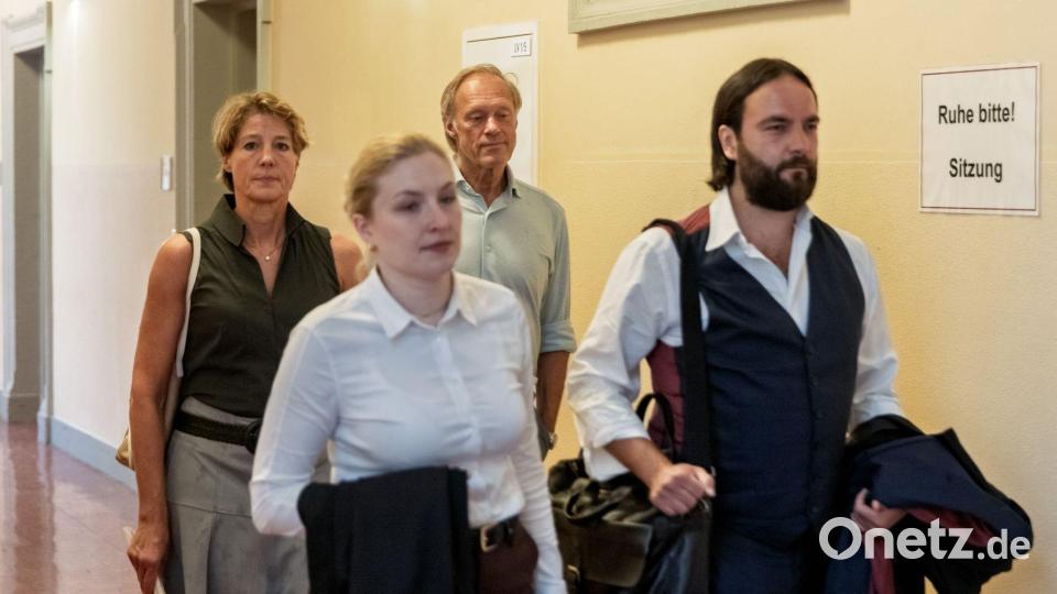 Die angeklagte Unternehmerin Christina Block, ihre Anwältin Paula Wlodarek, ihr Lebensgefährte Gerhard Delling und ihr Anwalt Ingo Bott gehen zum Verhandlungssaal. Bild: Markus Scholz/dpa
