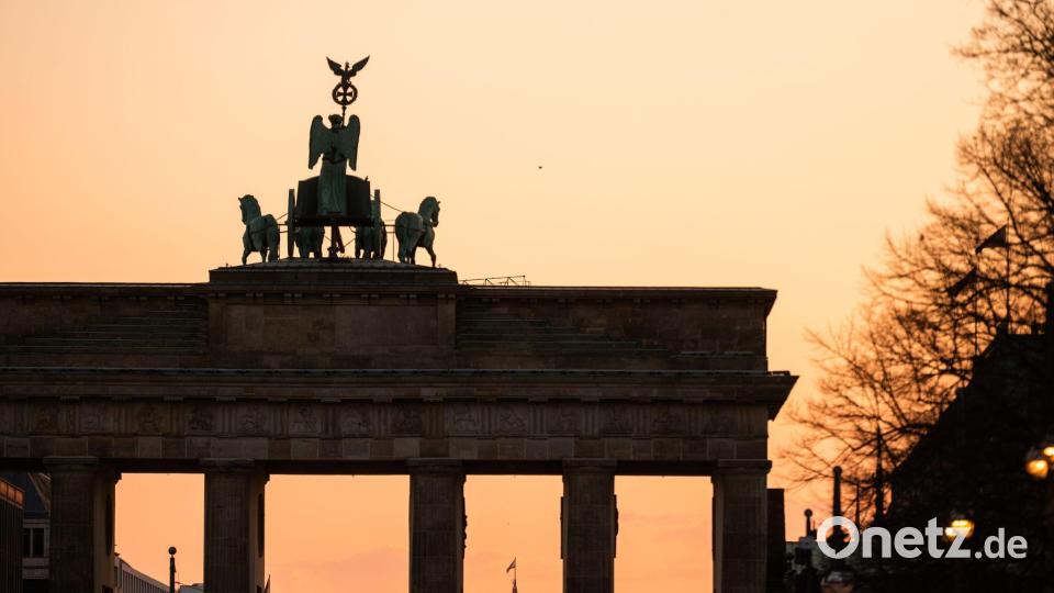 Die klassische Fahrt für fünf Tage nach Berlin schlägt mit rund 500 Euro zu Buche. (Symbolbild) Bild: Christophe Gateau/dpa