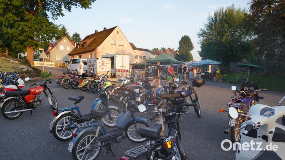 Auch ein weißer Vespa-Roller (rechts im Bild) reihte sich in die Ausstellung ein und sorgte für zusätzliche nostalgische Momente. Bild: fvo