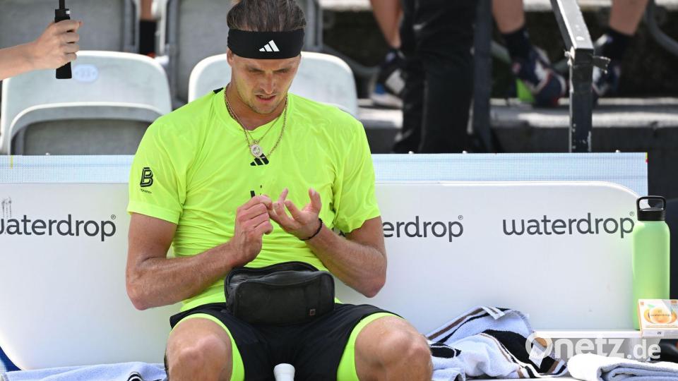 Regelmäßig überprüft Alexander Zverev während seiner Tennis-Matches seinen Blutzuckerwert. (Archivbild) Bild: Marijan Murat/dpa