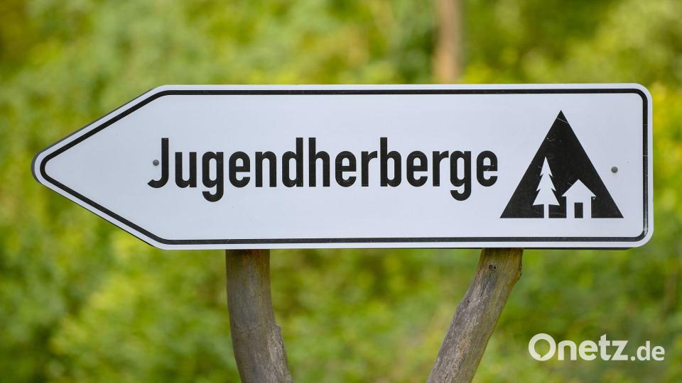 Doch die Reisen sind teuer geworden - manche Jugendherbergen offerieren den Lehrkräften ein Gratisbett, was das Budget entlastet. (Symbolbild) Bild: Patrick Pleul/dpa-Zentralbild/dpa