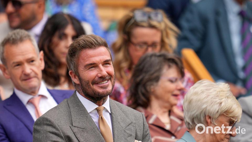Fußball-Legende David Beckham schaute sich Titelverteidiger Jannik Sinner auf dem Centre Court an. Bild: Kin Cheung/AP/dpa