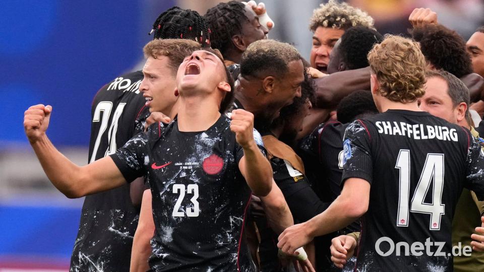 Kanadische Spieler jubeln nach dem Spiel über den Sieg. Bild: Mark J. Terrill/AP/dpa
