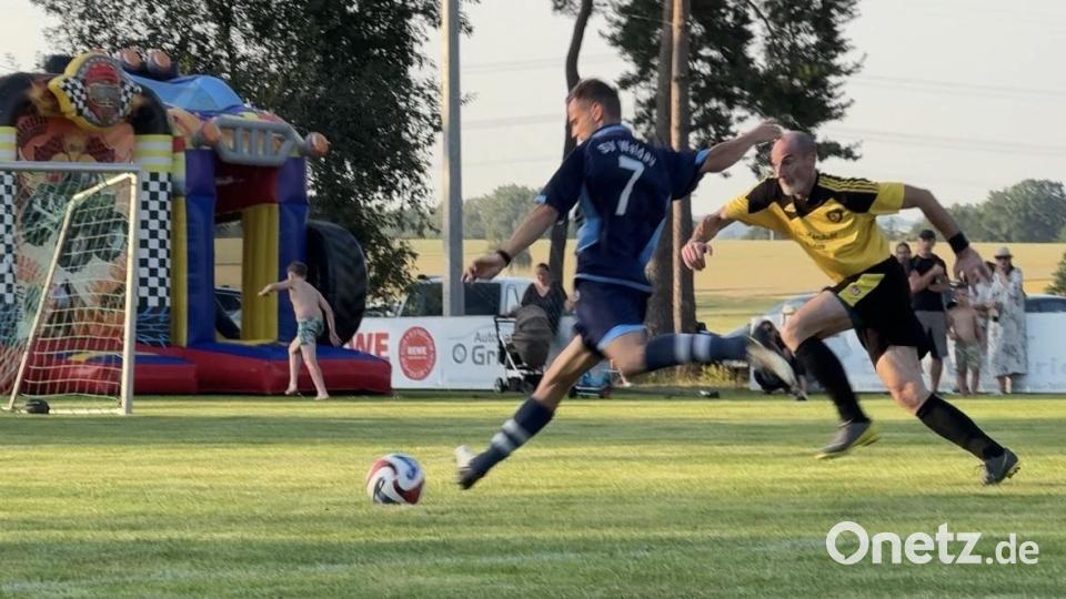 Ein weiterer Höhepunkt war das Legendenturnier. Zahlreiche ehemalige Aufstiegsspieler schnürten noch einmal ihre Fußballschuhe und ließen Erinnerungen an frühere Erfolge aufleben. Zwar wurde um jeden Ball gekämpft, doch standen vor allem das Wiedersehen alter Weggefährten und die Freude am gemeinsamen Spiel im Vordergrund. Bild: Sportverein Waldau/exb