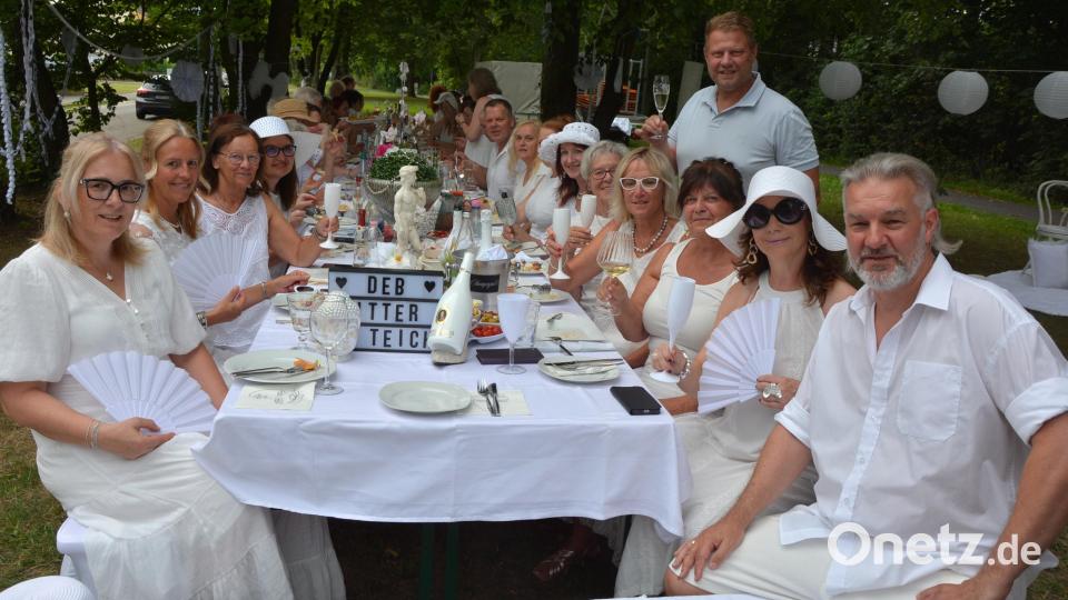 Beim Mitterteicher Diner en Blanc am Sonntagabend im Stadtpark kleideten sich alle in weiß – auch Bürgermeister Stefan Grillmeier (stehend). Bild: Josef Rosner
