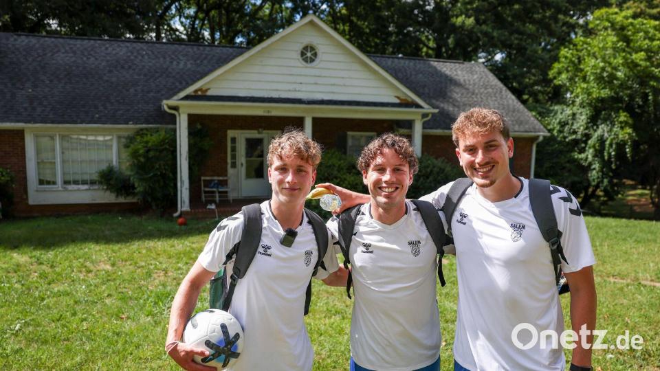 Von links: Linus, Fynn und Noah vor ihrer Studenten-WG in Winston-Salem. Bild: Jan Woitas/dpa