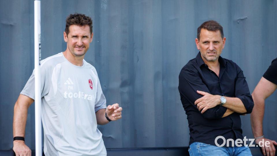Miroslav Klose (l) schaut beim 1. FC Nürnberg genau hin. Bild: Daniel Karmann/dpa