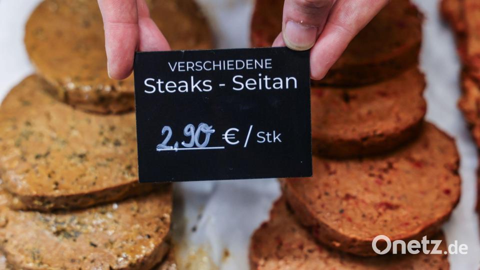 Aus Seitan - also hauptsächlich aus Weizen-Eiweiß - bestehende Scheiben dürfen künftig nicht mehr „Steak“ heißen. (Symbolbild) Bild: Oliver Berg/dpa