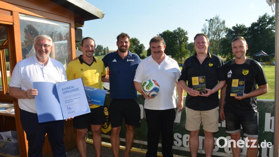 Zum 80-Jährigen überbrachten der Vizepräsident des Bayerischen Fußball-Verbandes, Thomas Graml (links) und Kreisspielleiter Albert Kellner (Dritter von rechts) an die Verantwortlichen, Glückwünsche und Geschenke. SV-Vorsitzender Roman Lindner (Zweiter von links) freute sich mit seinem Team über diese Präsente. Bild: Elisabeth Dobmayer
