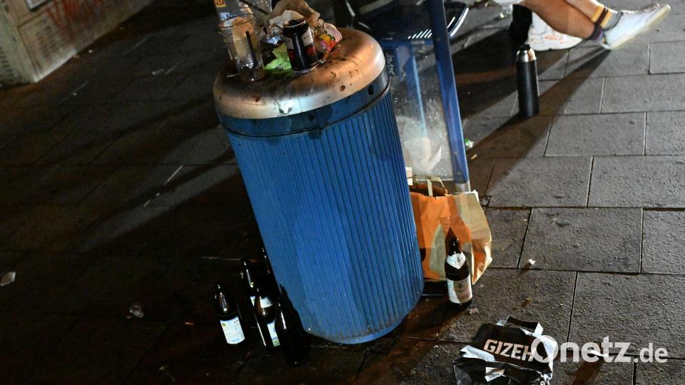 Lärm, Glasscherben, wildes Urinieren und Müll - das sorgt im Münchner Univiertel für Ärger. (Archivbild) Bild: Felix Hörhager/dpa