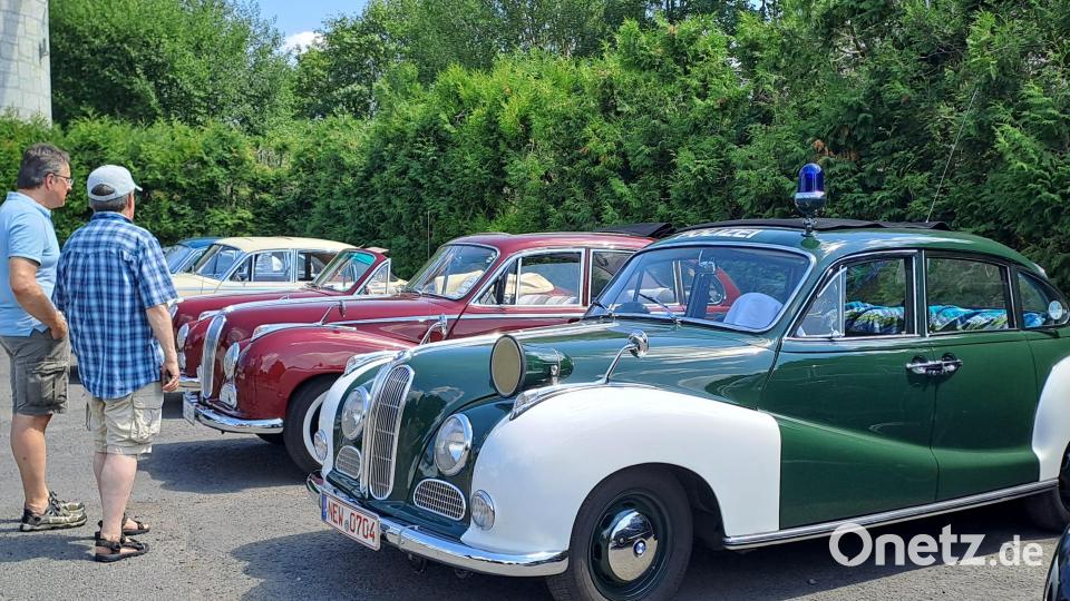 Mehr als 50 prachtvolle BMW-„Barockengel“, darunter auch seltene Cabriolets, rollten am Samstag bei einem internationalen V8-Club-Event auf das Gelände des Deutschen Automobilmuseums in Fichtelberg. Bild: Gisela Kuhbandner