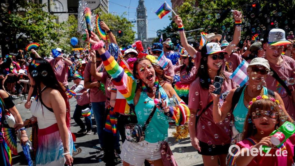 Hunderttausende sind als Pride-Teilnehmer und Zuschauer in San Francisco dabei. Bild: Brontë Wittpenn/San Francisco Chronicle/AP/dpa