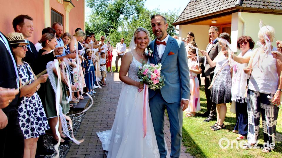 Vereinen und Kollegen standen Spalier für das Brautpaar Janine und Florian Dorn in Kirchenrheinbach. Bild: Leonhard Ehras