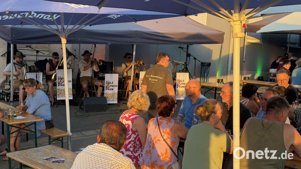 Gefeiert wurde das 16-jährige Bestehen der Mofa- und Mopedfreunde Waldthurn mit einem Straßenfest. Bild: fvo