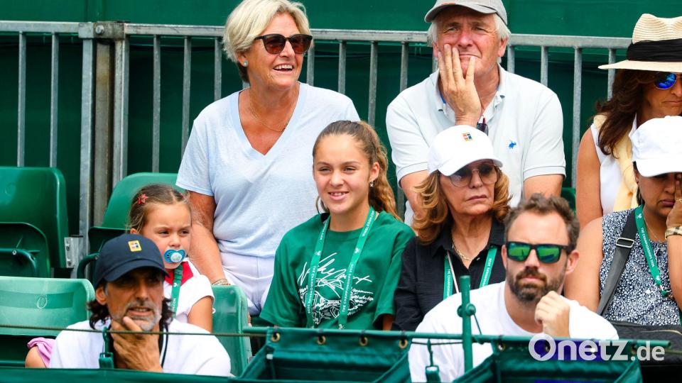 Marias Töchter Cecilia (l) und Charlotte (M) schauen sich das Match ihrer Mutter an. Bild: Frank Molter/dpa