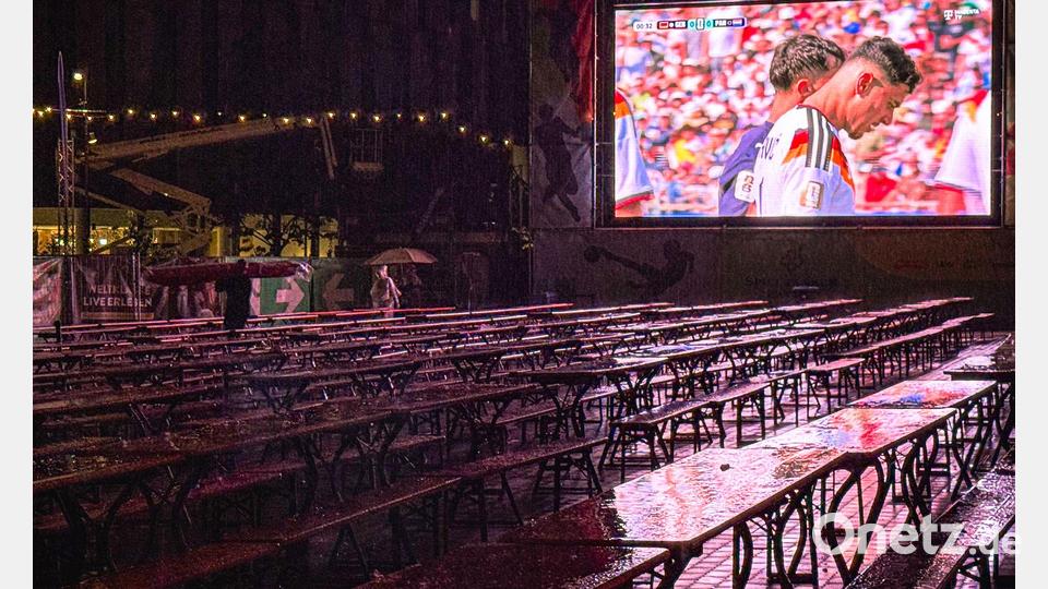 Ins Wasser gefallen: Public Viewings in der Nacht zum Deutschland-Spiel. Bild: Jason Tschepljakow/dpa