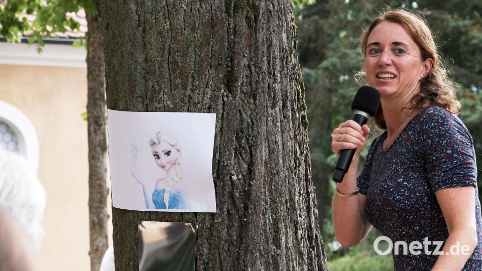 Religionslehrerin Regina Reichl moderierte die Vorstellung der "Superhelden" bei der Kinderandacht am Bergfest. Bild: Peter Ringeisen
