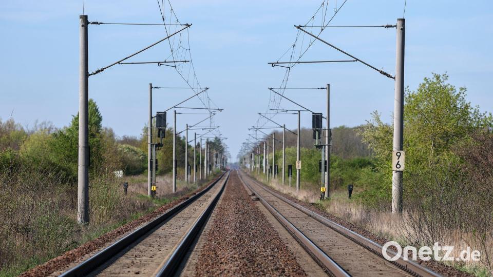 Die Bahn warnt angesichts neuer Wettbewerber im Fernverkehr vor weniger Angebot in der Fläche. (Archivbild) Bild: Jan Woitas/dpa