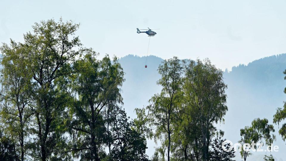 Auch mit einem Hubschrauber versuchen Einsatzkräfte die Flammen zu löschen. Bild: Uwe Lein/dpa