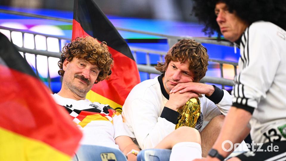 Fans reagieren nach dem Spiel. Bild: Tom Weller/dpa