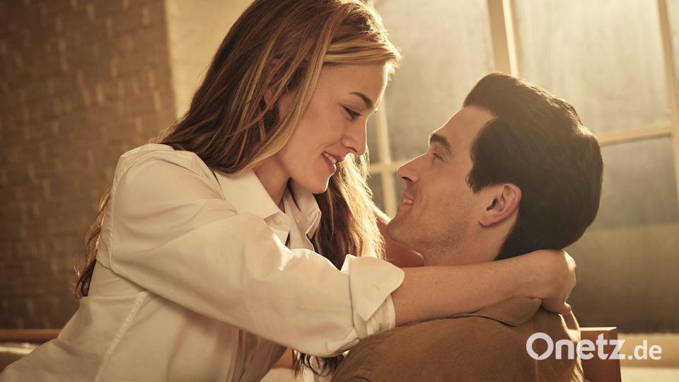 Sarah Pidgeon als Carolyn Bessette Kennedy, Paul Kelly als John F. Kennedy Jr.: Die Serie „Love Story: John F. Kennedy Jr. & Carolyn Bessette“ wurde zwischen dem 13.02. und 27.03. bei Disney+ veröffentlicht. Bild: Kurt Iswarienko/FX/Disney+/dpa