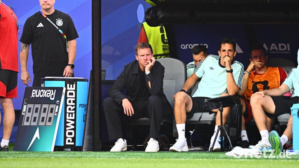 Boston, USA: WM-Aus im Sechzehntelfinale: Nagelsmann bleibt nach Niederlage gegen Paraguay enttäuscht sitzen. Bild: Tom Weller/dpa