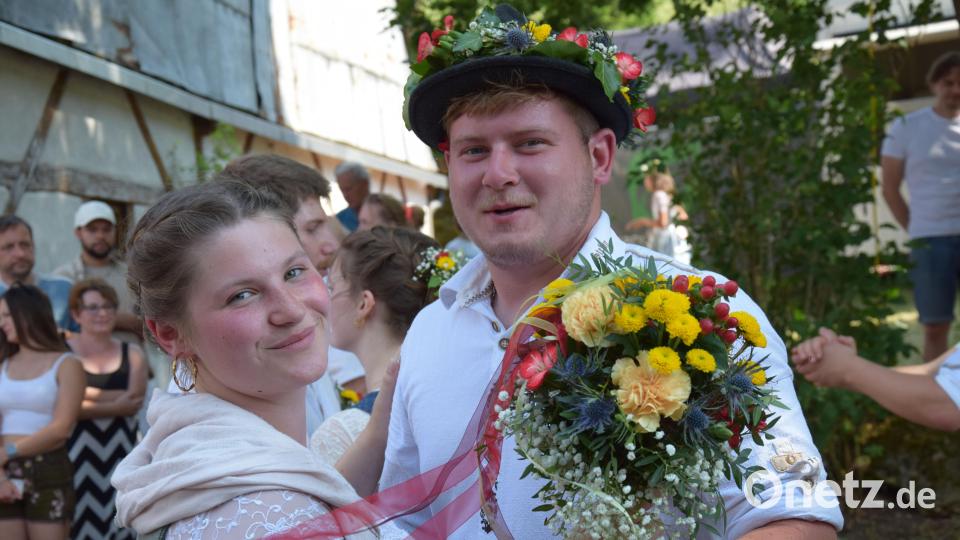 Bei der Dorfkirwa in Ransbach wurden Lena Geitner und Stefan Federl zum neuen Oberkirchweihpaar gekürt. Bild: Paul Böhm