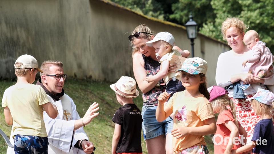 Die Patres vom Franziskanerkloster wirkten an der Kinderandacht mit, indem sie am Schluss den einzelnen Kindern ihren Segen spendeten. Bild: Peter Ringeisen