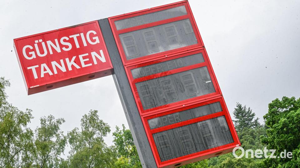 Mit günstigem Tanken dürfte es bald vorbei sein. Der Tankrabatt endet in der Nacht zum Mittwoch. (Archivbild) Bild: Jason Tschepljakow/dpa