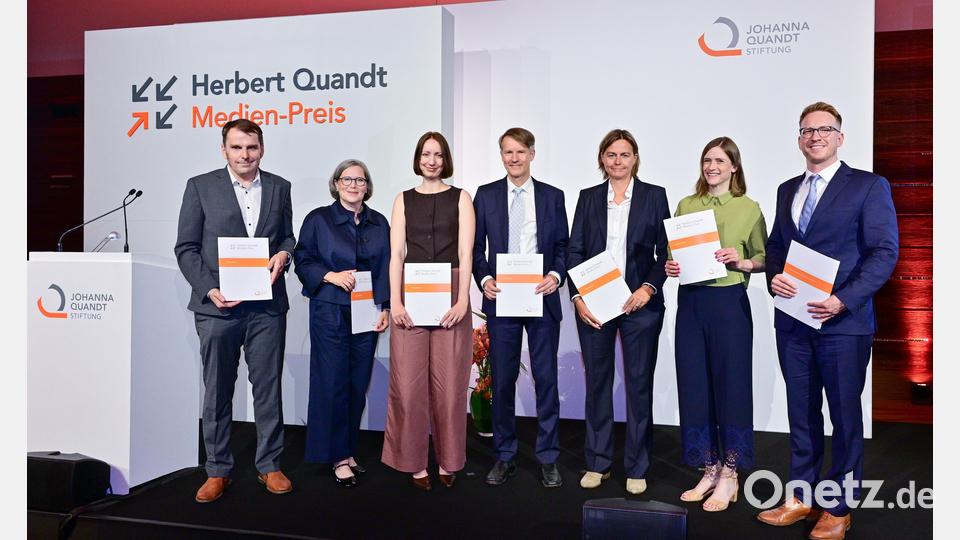 Sie haben 2026 den Herbert Quandt Medien-Preis gewonnen: (von links) Wolfgang Würth von Oberpfalz-Medien, Natascha Pflaumbaum (Hessischer Rundfunk Fernsehen), Kristina Schlömer (ZDF Wiso), Thomas Jahn (Handelsblatt), Ute Mattigkeit und Karen Grass (beide ZDF Wiso) sowie Felix Holtermann (Handelsblatt). Bild: Johanna-Quandt-Stiftung