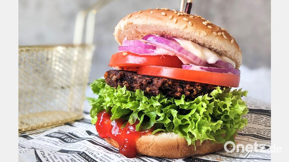 Illustration - Ein Patty aus Kidneybohnen auf einem Veggie-Burger Bild: Doreen Hassek/haupstadtkueche.blogspot.com/dpa-tmn