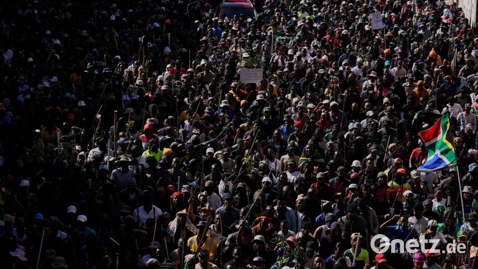 Tausende protestierten gegen illegale Migranten. Bild: Themba Hadebe/AP/dpa