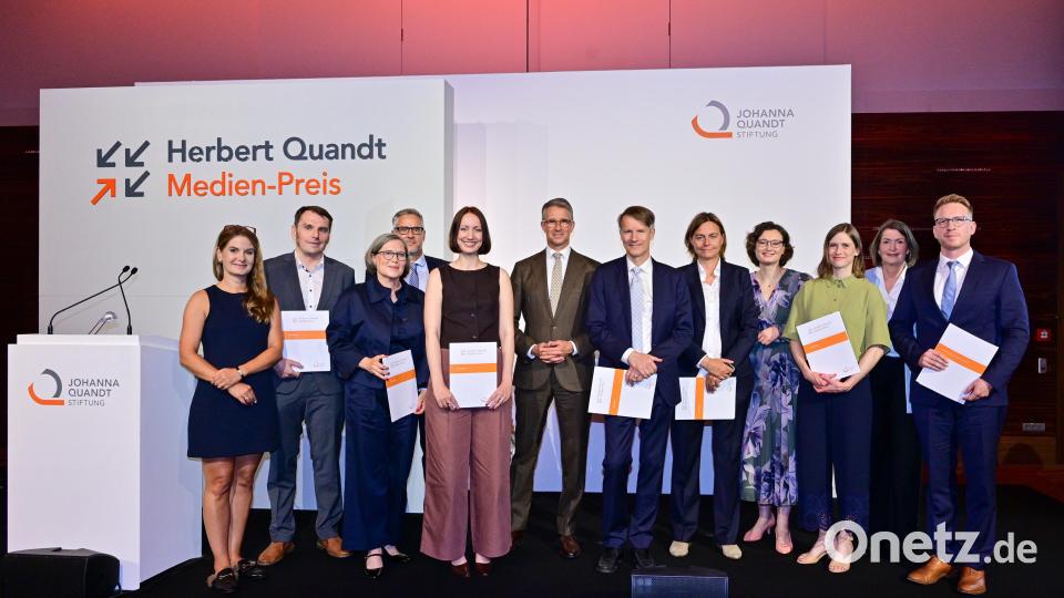 Das sind die Preisträger des Herbert Quandt Medien-Preises 2026 mit den Laudatoren sowie Stefan Quandt, Sohn des Namensgebers (Sechster von links). Wolfgang Würth von Oberpfalz-Medien ist mit seiner Auszeichnung als Zweiter von links im Bild. Bild: Johanna-Quandt-Stiftung