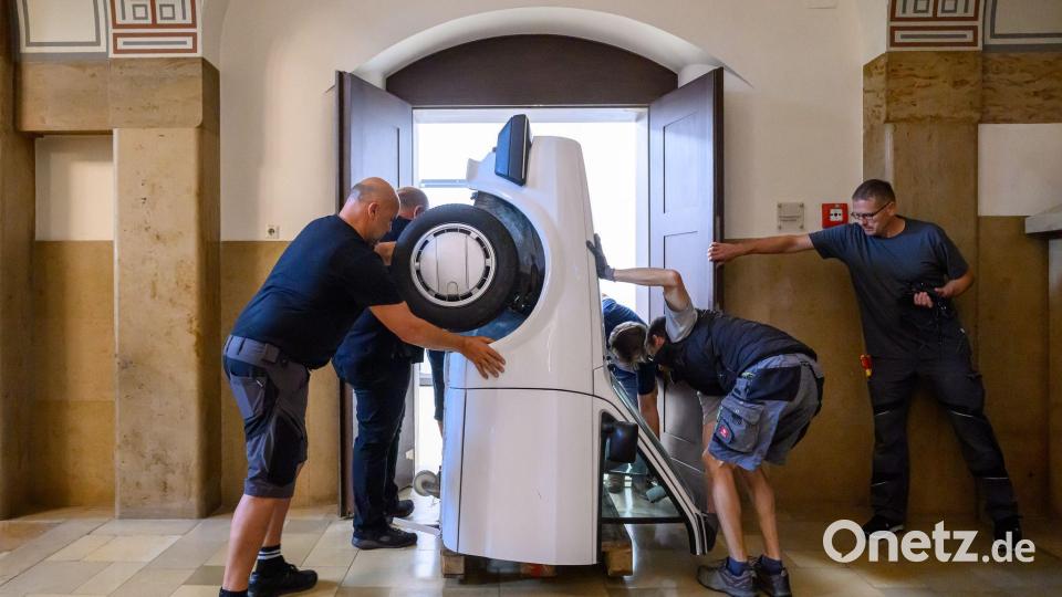 Chemnitz: Türen auf für den Polo – 1990er VW zieht in die Carl-H.-Hahn-Ausstellung im Rathaus ein Bild: Hendrik Schmidt/dpa